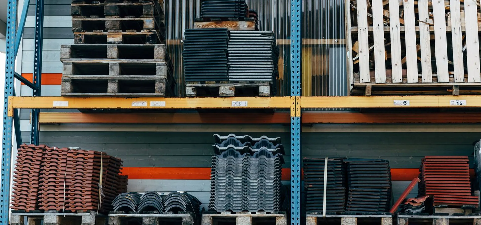 Estanterías de un almacén de materiales de construcción