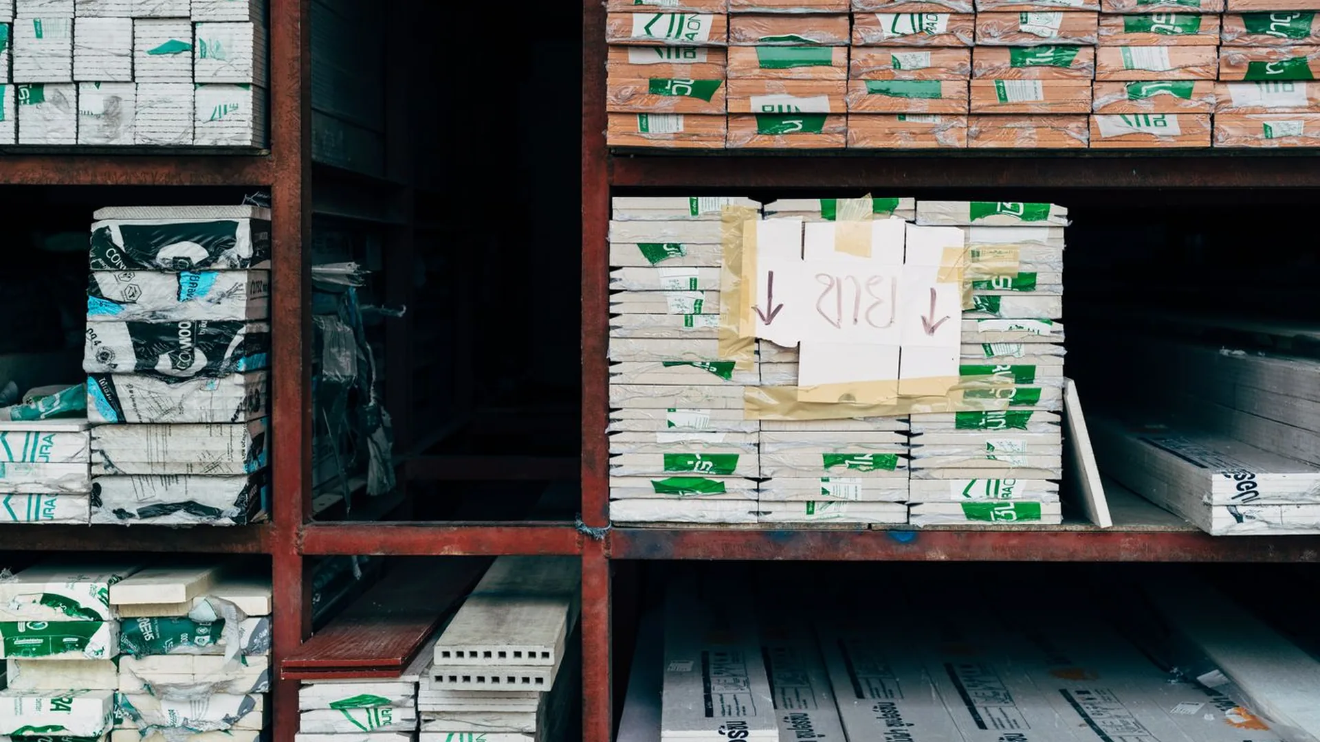 Estanterías de un almacén de materiales de construcción con producto paletizado