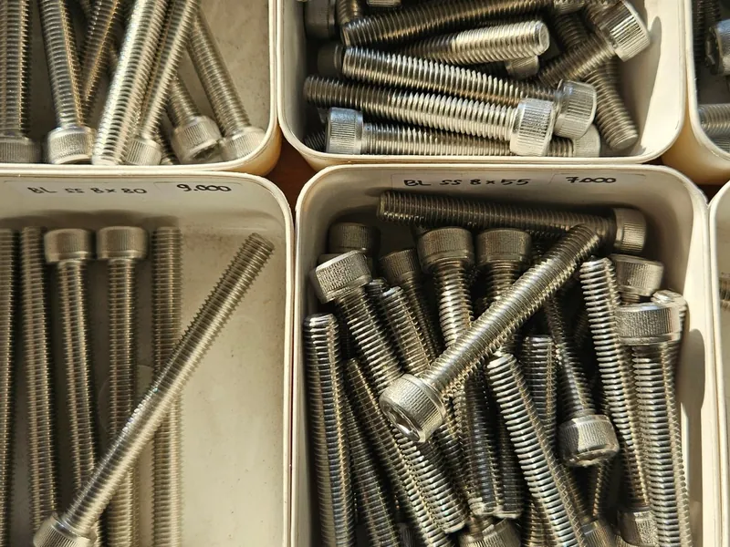Tornillos y tuercas clasificados en cajones metálicos